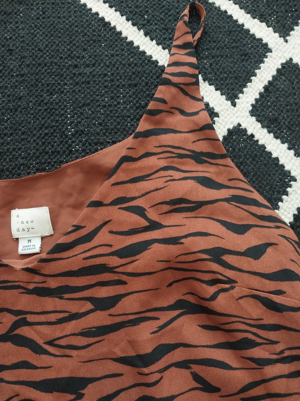 Beautiful Tiger Print V-Neck Cami Tank Top Sz Size M A New Year - Picture 9 of 10